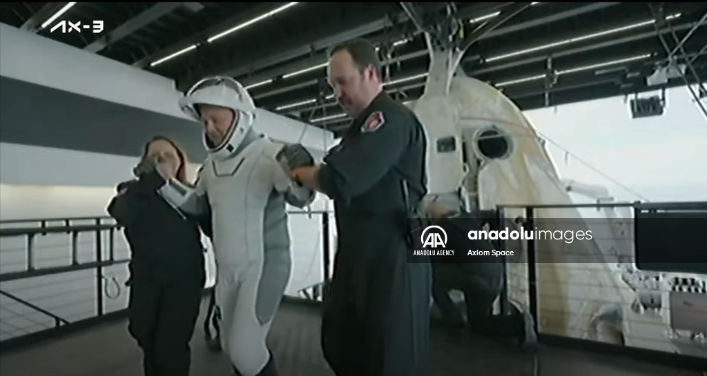 Членов экипажа Dragon вместе с турецким астронавтом извлекли из капсулы