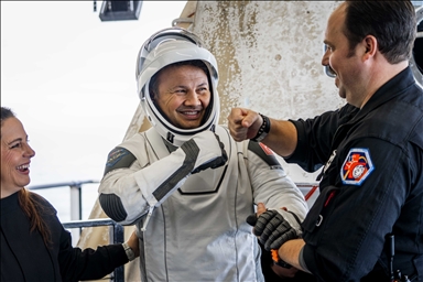 Членов экипажа Dragon вместе с турецким астронавтом извлекли из капсулы