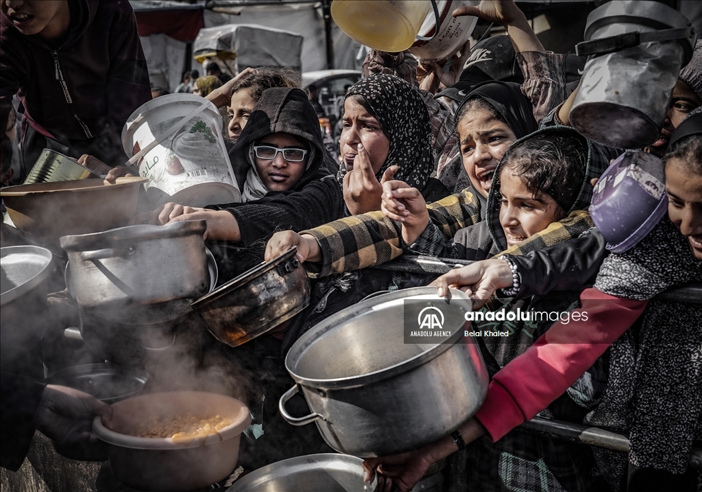 Aide alimentaire aux familles déplacées dans le sud de Gaza suite aux attaques israéliennes