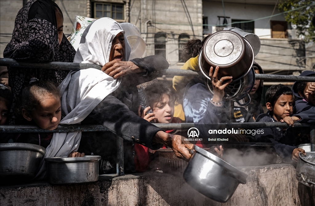 Aide alimentaire aux familles déplacées dans le sud de Gaza suite aux attaques israéliennes