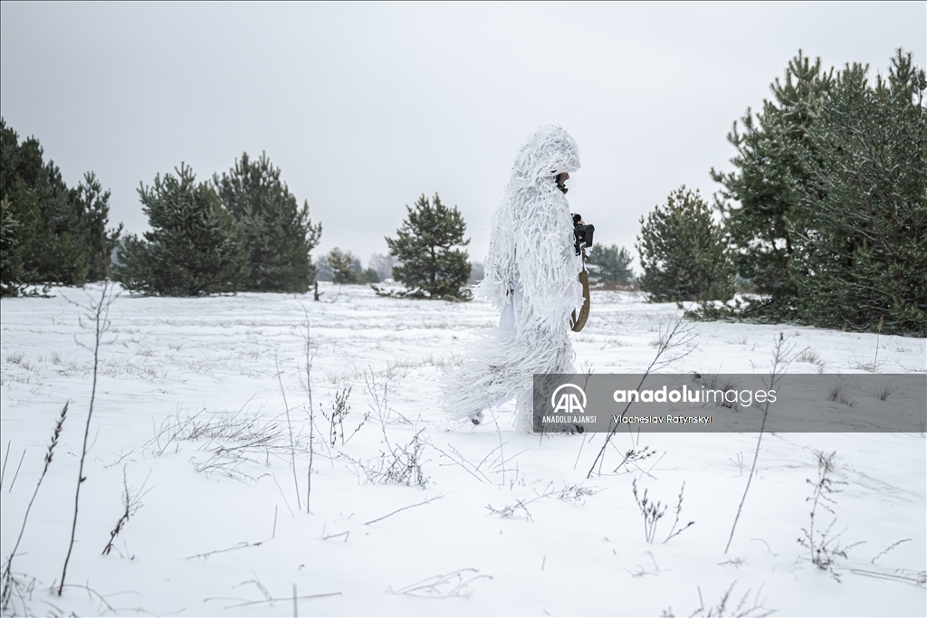 Ukraynalı sınır muhafızları sınırdaki askeri çalışmalarını yürütüyor