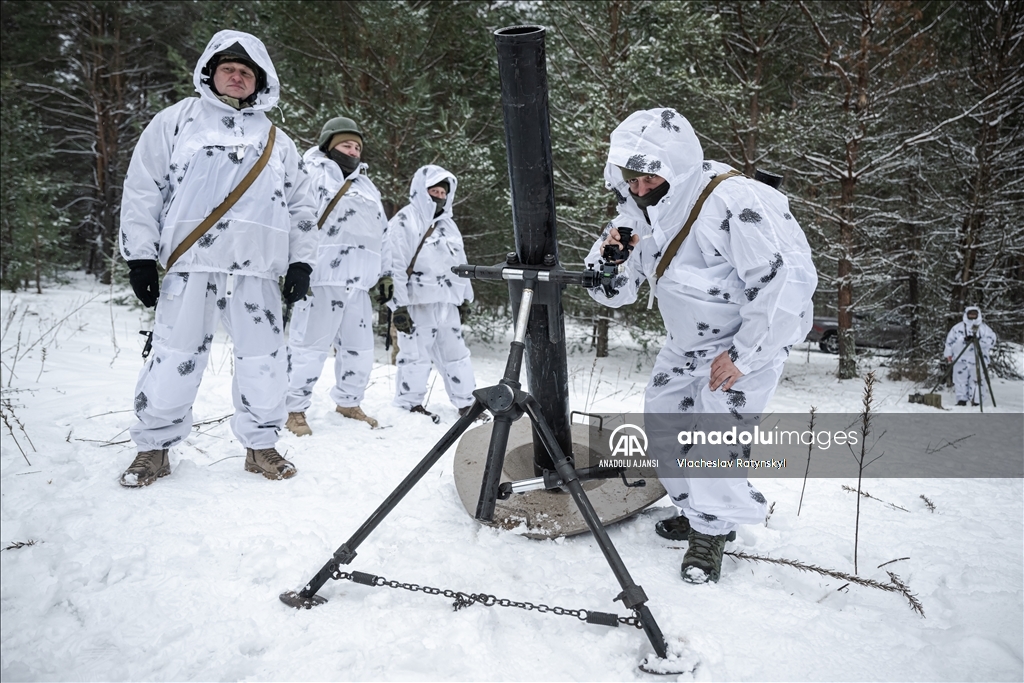 Ukraynalı sınır muhafızları sınırdaki askeri çalışmalarını yürütüyor