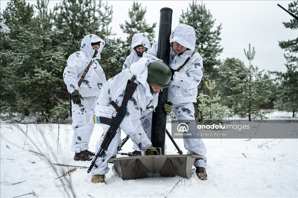 Ukraynalı sınır muhafızları sınırdaki askeri çalışmalarını yürütüyor