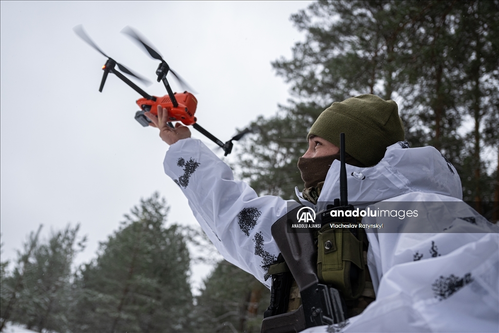 Ukraynalı sınır muhafızları sınırdaki askeri çalışmalarını yürütüyor