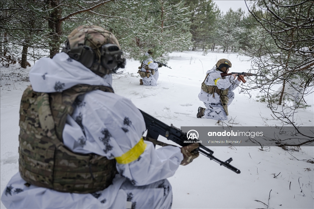 Ukraynalı sınır muhafızları sınırdaki askeri çalışmalarını yürütüyor