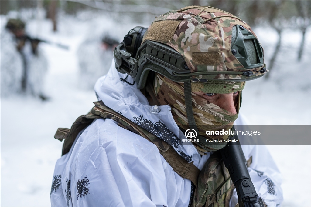 Ukraynalı sınır muhafızları sınırdaki askeri çalışmalarını yürütüyor