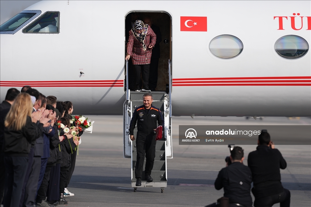 Турецкий астронавт Альпер Гезеравджы вернулся на родину