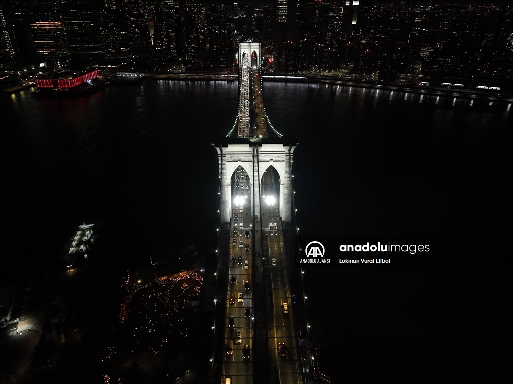 Brooklyn Köprüsü yeni ışıklarıyla aydınlatıldı