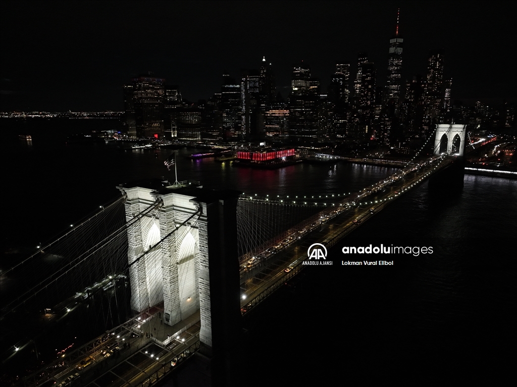 Brooklyn Köprüsü yeni ışıklarıyla aydınlatıldı