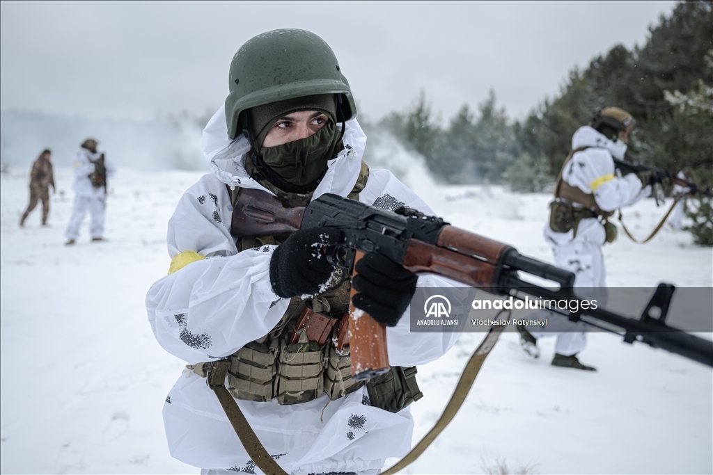 Ukraynalı sınır muhafızları sınırdaki askeri çalışmalarını yürütüyor