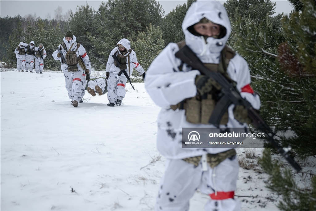 Ukraynalı sınır muhafızları sınırdaki askeri çalışmalarını yürütüyor