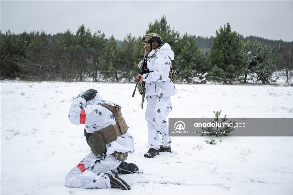 Ukraynalı sınır muhafızları sınırdaki askeri çalışmalarını yürütüyor
