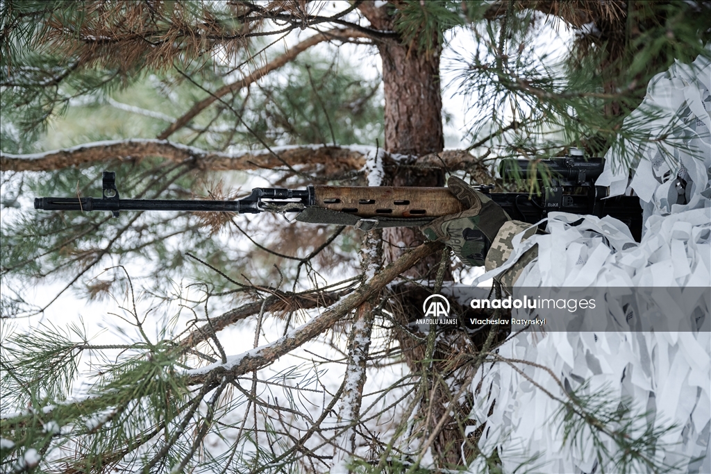 Ukraynalı sınır muhafızları sınırdaki askeri çalışmalarını yürütüyor