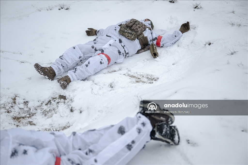 Ukraynalı sınır muhafızları sınırdaki askeri çalışmalarını yürütüyor