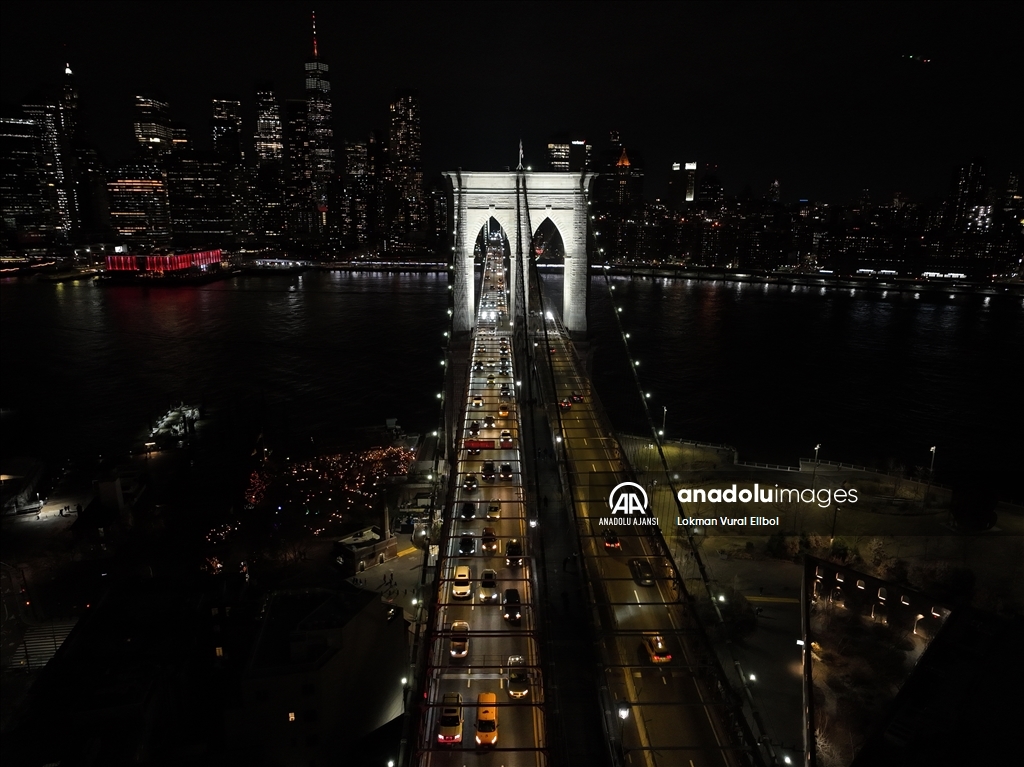 Brooklyn Köprüsü yeni ışıklarıyla aydınlatıldı