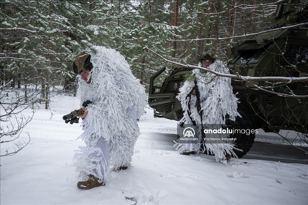 Ukraynalı sınır muhafızları sınırdaki askeri çalışmalarını yürütüyor
