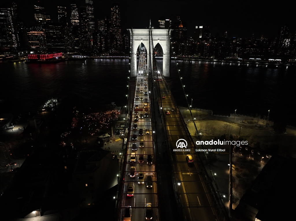 Brooklyn Köprüsü yeni ışıklarıyla aydınlatıldı