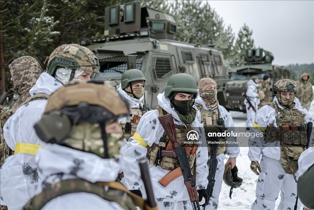 Ukraynalı sınır muhafızları sınırdaki askeri çalışmalarını yürütüyor