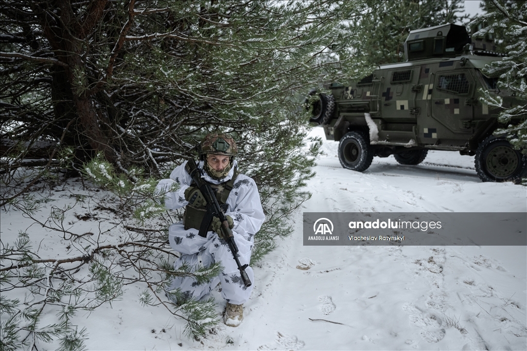 Ukraynalı sınır muhafızları sınırdaki askeri çalışmalarını yürütüyor