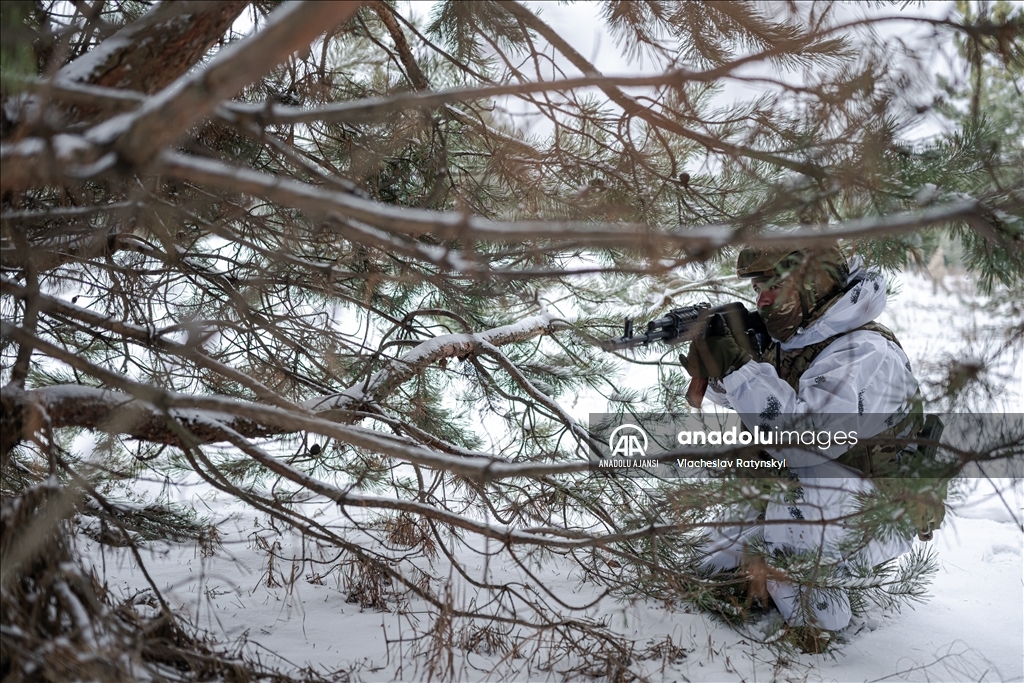 Ukraynalı sınır muhafızları sınırdaki askeri çalışmalarını yürütüyor