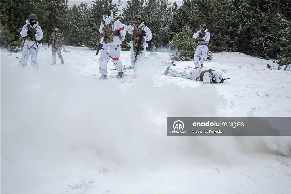 Ukraynalı sınır muhafızları sınırdaki askeri çalışmalarını yürütüyor