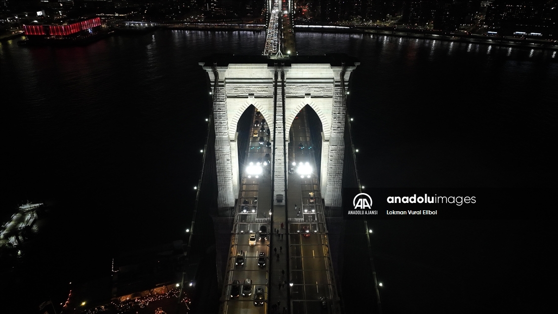 Brooklyn Köprüsü yeni ışıklarıyla aydınlatıldı
