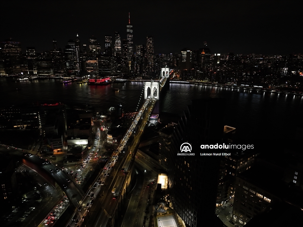 Brooklyn Köprüsü yeni ışıklarıyla aydınlatıldı