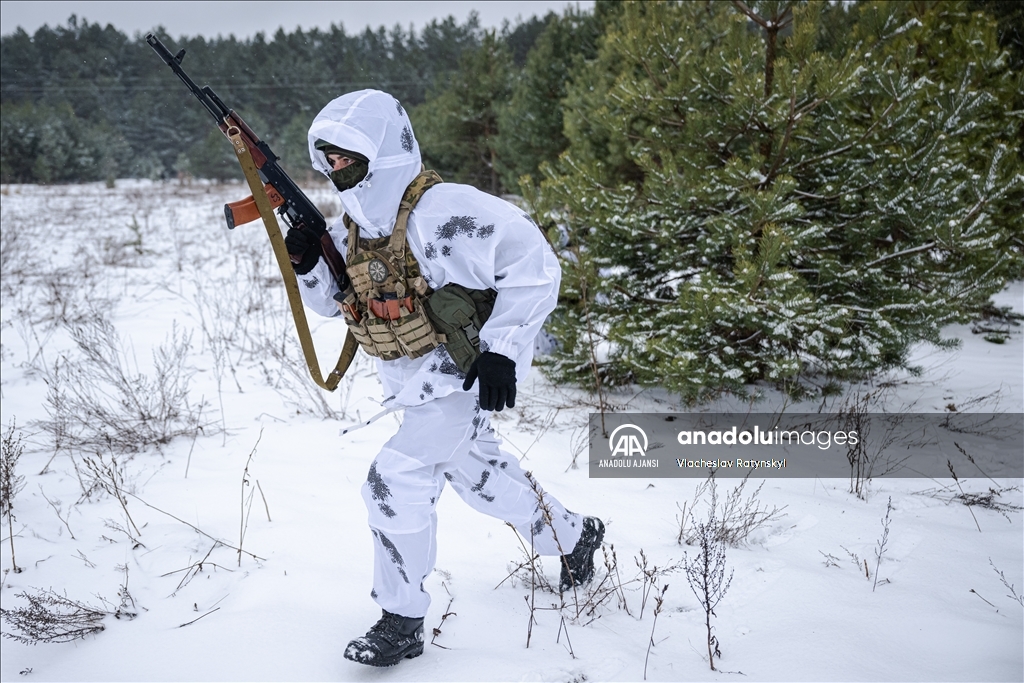 Ukraynalı sınır muhafızları sınırdaki askeri çalışmalarını yürütüyor