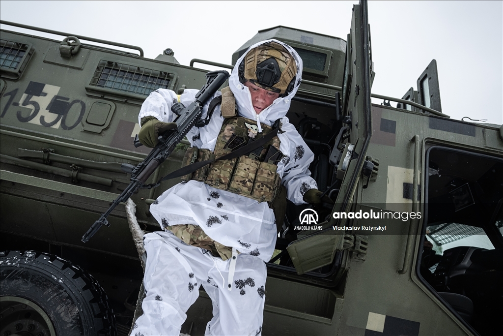 Ukraynalı sınır muhafızları sınırdaki askeri çalışmalarını yürütüyor