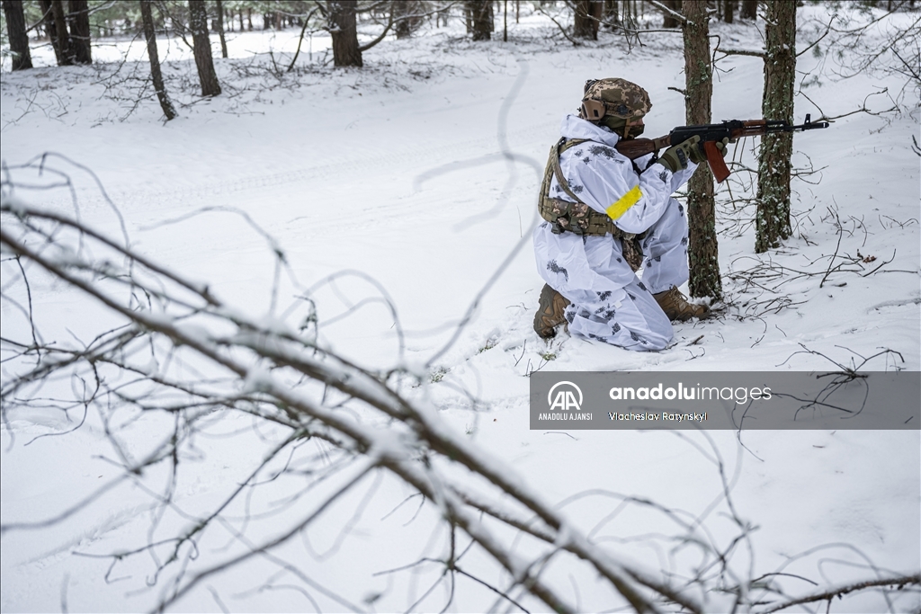 Ukraynalı sınır muhafızları sınırdaki askeri çalışmalarını yürütüyor