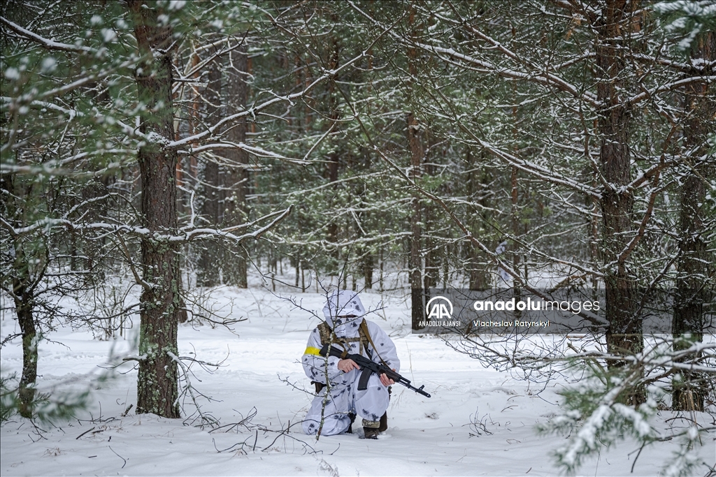Ukraynalı sınır muhafızları sınırdaki askeri çalışmalarını yürütüyor
