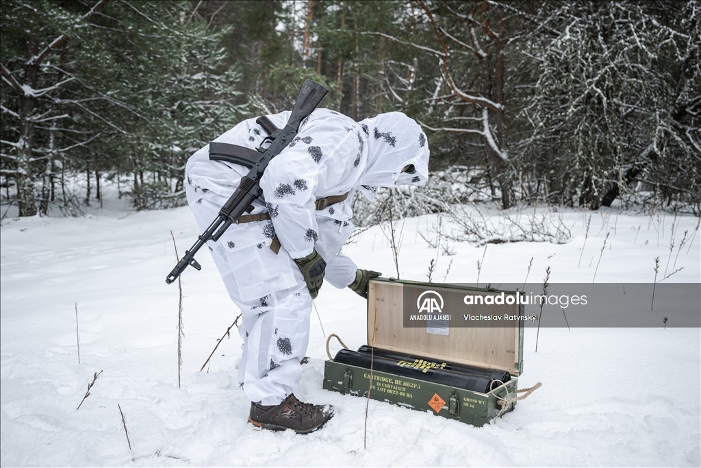 Ukraynalı sınır muhafızları sınırdaki askeri çalışmalarını yürütüyor