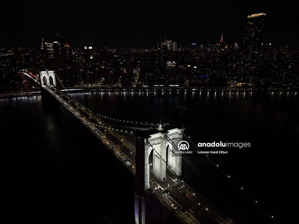 Brooklyn Köprüsü yeni ışıklarıyla aydınlatıldı