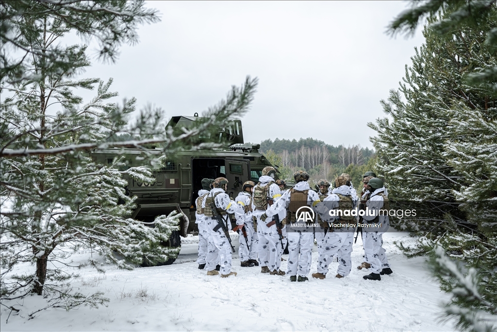 Ukraynalı sınır muhafızları sınırdaki askeri çalışmalarını yürütüyor