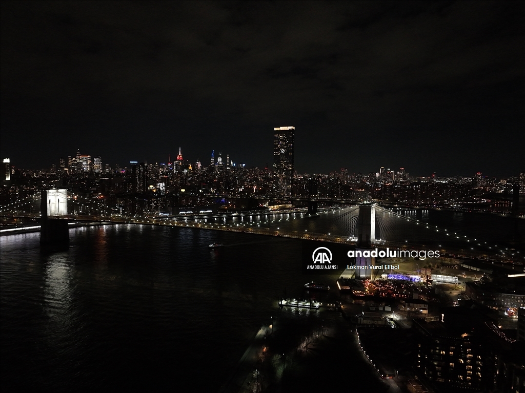 Brooklyn Köprüsü yeni ışıklarıyla aydınlatıldı