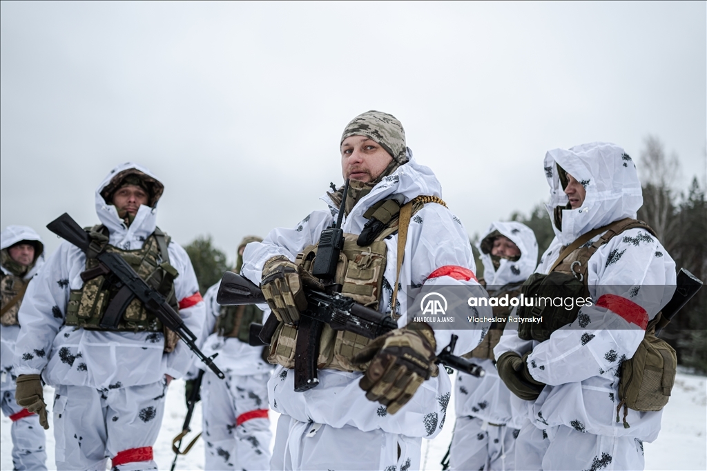 Ukraynalı sınır muhafızları sınırdaki askeri çalışmalarını yürütüyor