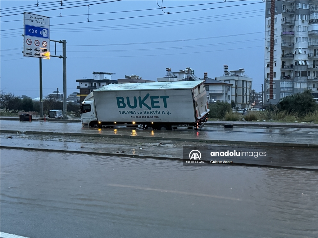 Antalya'da şiddetli yağış yaşamı olumsuz etkiledi