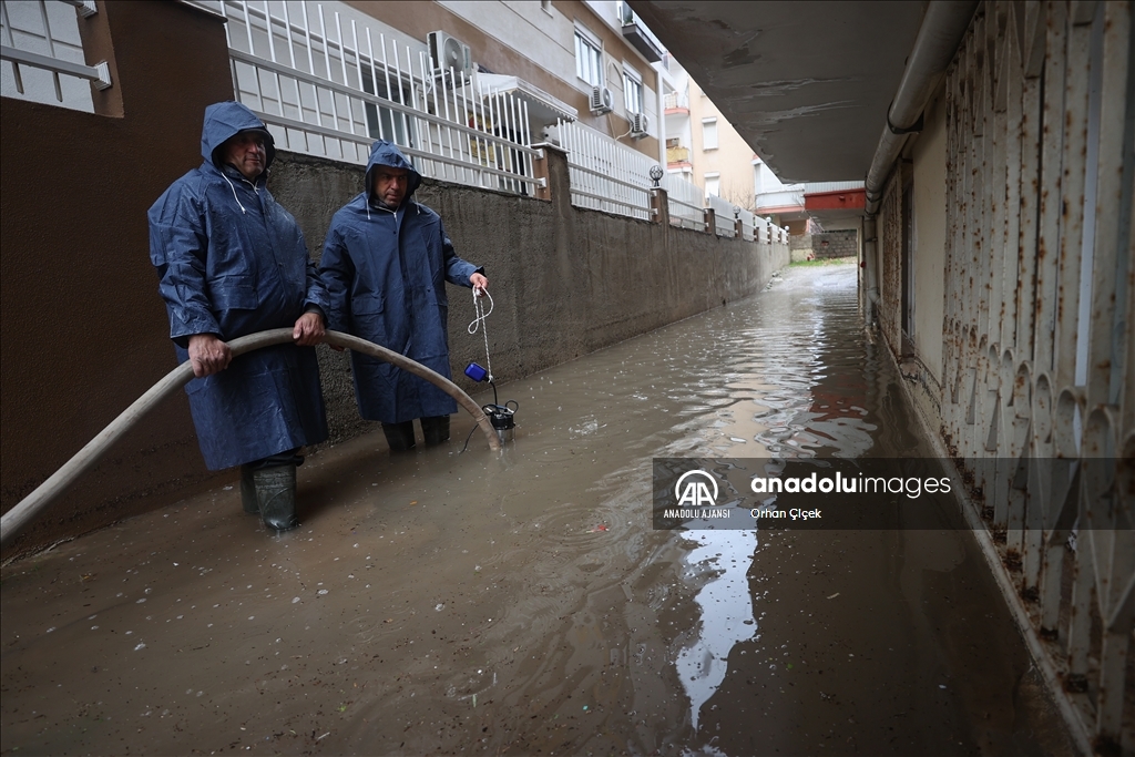 Antalya'da şiddetli yağış yaşamı olumsuz etkiledi