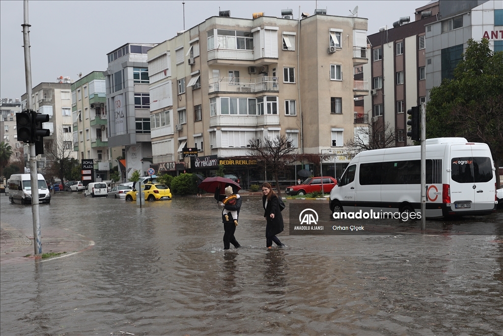 Antalya'da şiddetli yağış yaşamı olumsuz etkiledi