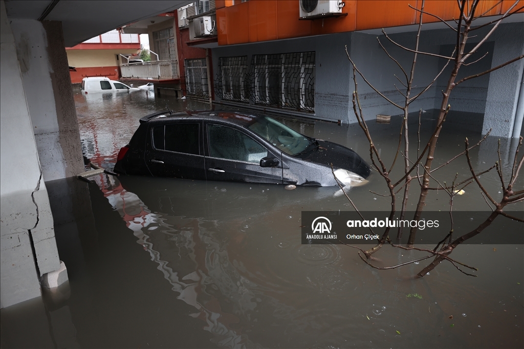 Antalya'da şiddetli yağış yaşamı olumsuz etkiledi