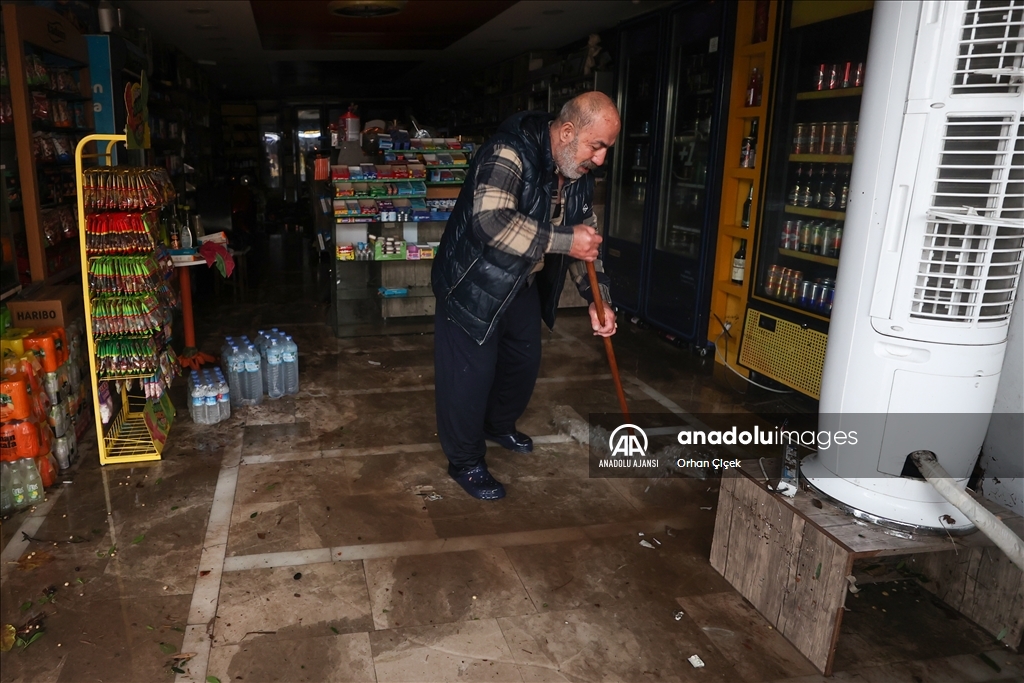 Antalya'da şiddetli yağış yaşamı olumsuz etkiledi