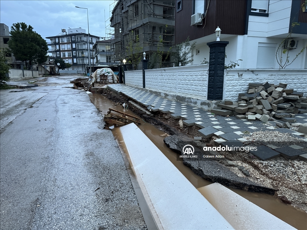 Antalya'da şiddetli yağış yaşamı olumsuz etkiledi