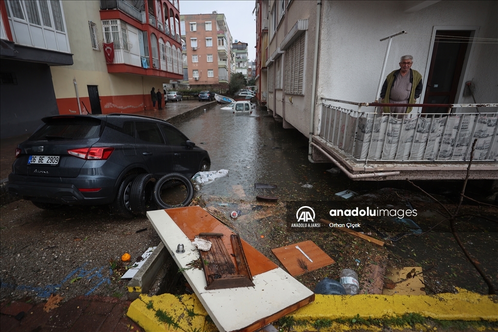 Antalya'da şiddetli yağış yaşamı olumsuz etkiledi