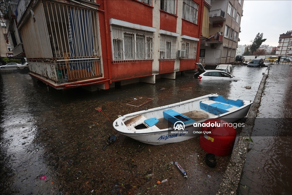 Antalya'da şiddetli yağış yaşamı olumsuz etkiledi