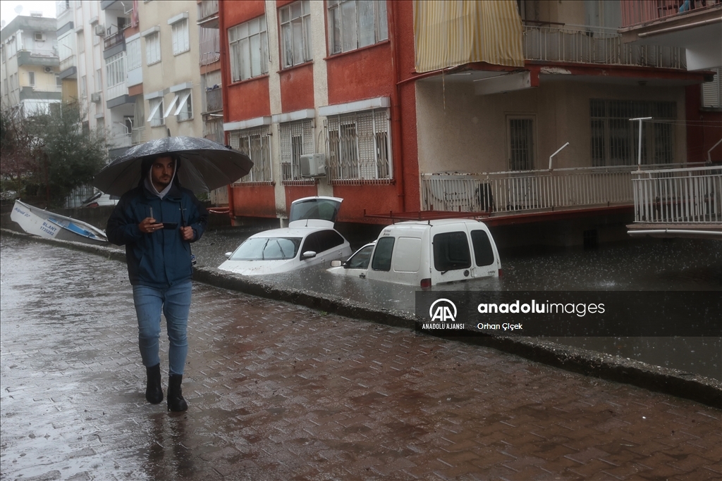 Antalya'da şiddetli yağış yaşamı olumsuz etkiledi