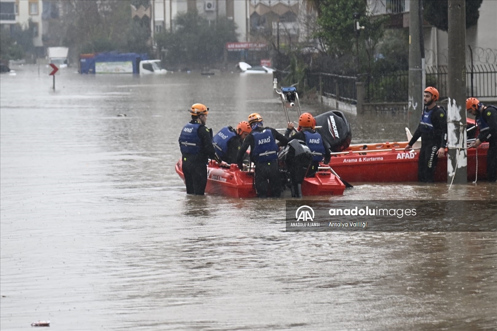 Antalya'da şiddetli yağış yaşamı olumsuz etkiledi