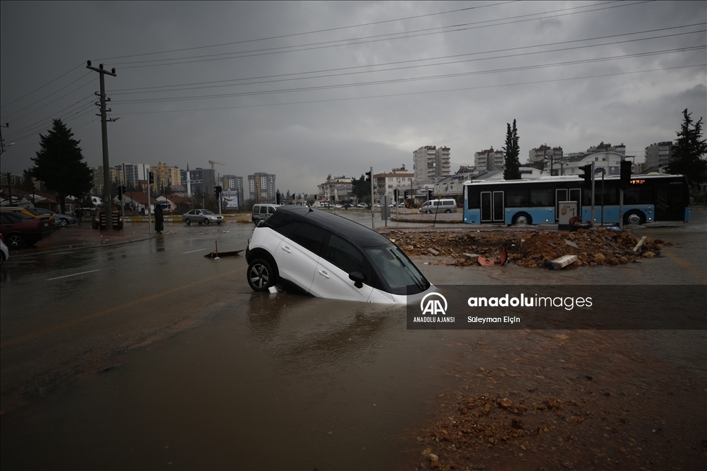 Antalya'da şiddetli yağış yaşamı olumsuz etkiledi