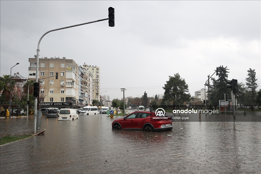 Antalya'da şiddetli yağış yaşamı olumsuz etkiledi