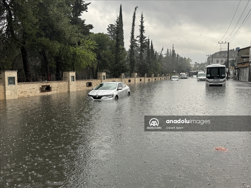 Antalya'da şiddetli yağış yaşamı olumsuz etkiledi