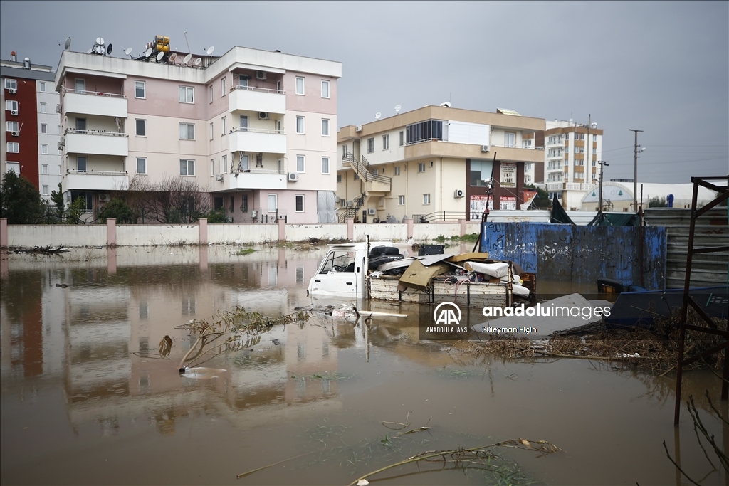 Antalya'da şiddetli yağış yaşamı olumsuz etkiledi